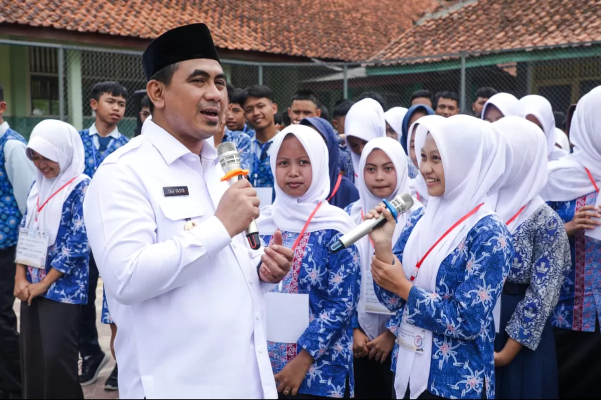 Taj Yasin Motivasi Siswa Kejar Cita-cita, Empat Pelajar Pulang Bawa Sepeda