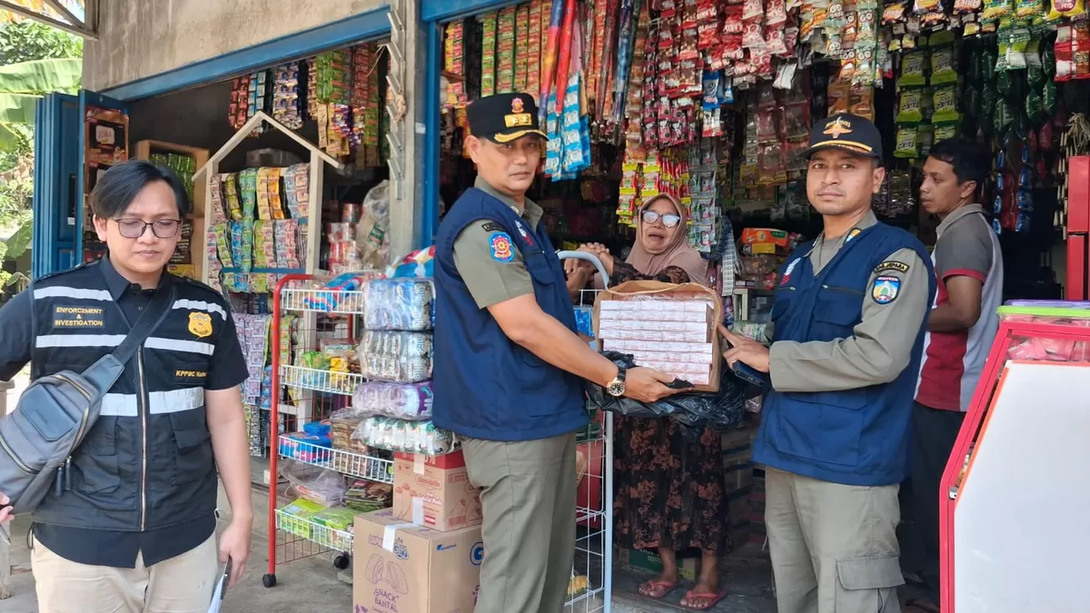 Sejumlah anggota dari Tim Operasi Gabungan berhasil menemukan rokok tanpa cukai, Selasa (14/7/2026). (Istimewa for Pantura Network)