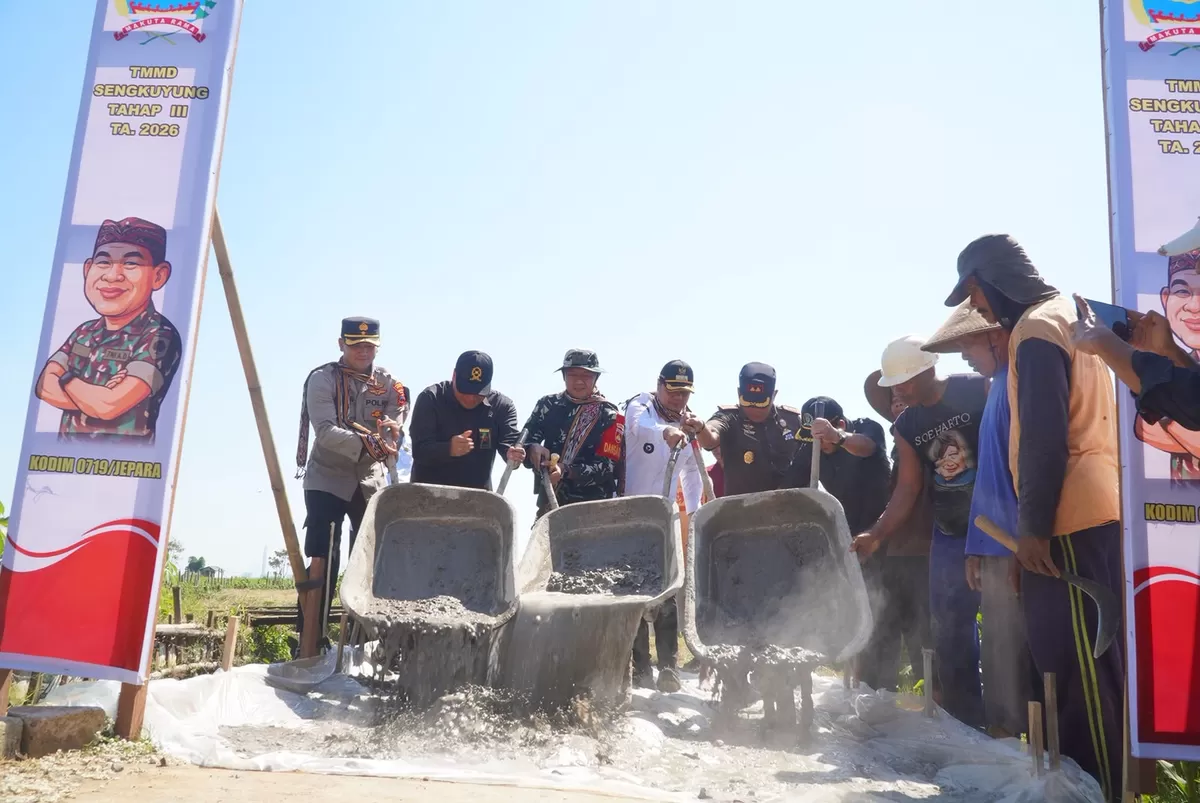 Sejumlah jajaran anggota Forkopimda Jepara nampak menuangkan labur TMMD Sengkuyung di Desa Kedungleper, Kecamatan Bangsri, Rabu (15/6/2026). (Istimewa for Pantura Network)