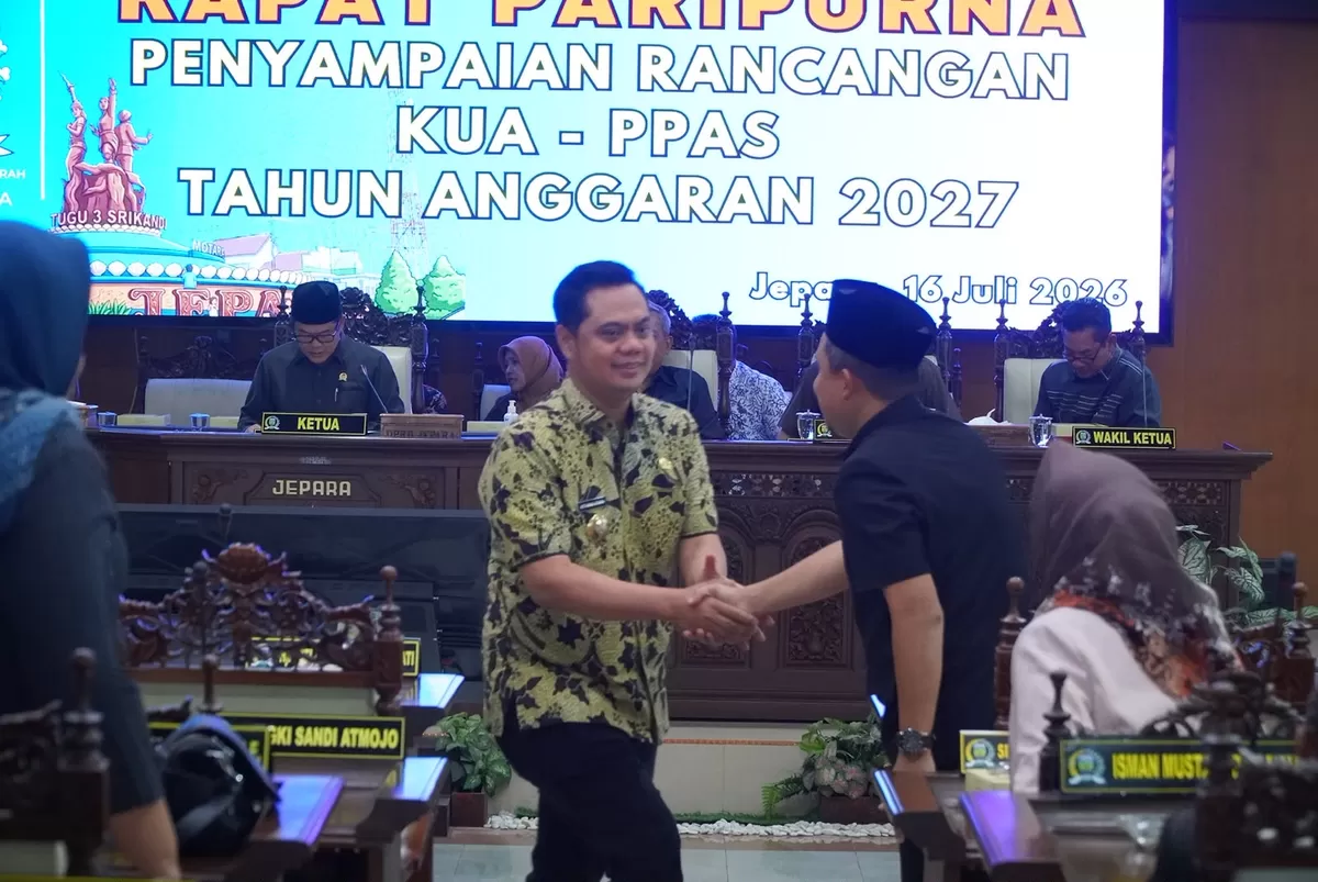 Bupati Jepara, Witiarso Utomo bersalaman dengan salah satu anggota DPRD Jepara, Kamis (16/7/2026). (Istimewa for Pantura Network)
