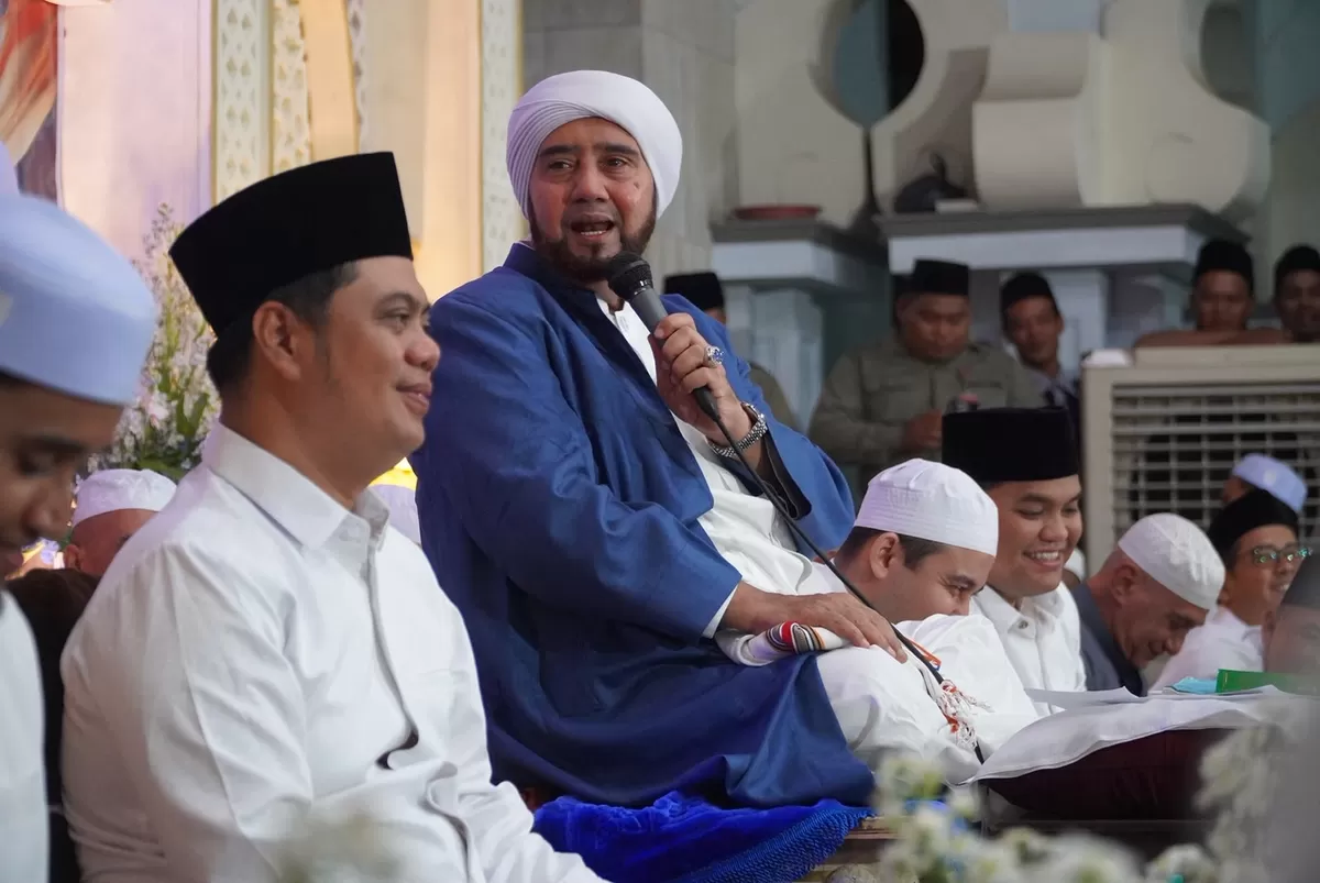 Bupati Jepara, Witiarso Utomo (kiri putih) bersama Habib Syech bin Abdul Qodir Assegaf (biru) di Masjid Baitul Makmur Jepara, Jumat (17/7/2026). (Istimewa for Pantura Network)