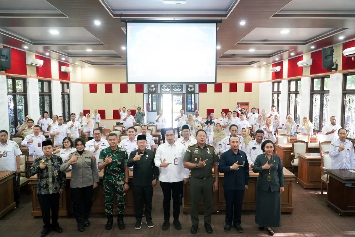 Ketua DPRD Jepara, Agus Sutisna (kemeja dan berpeci hitam) saat Rapat Koordinasi Penguatan Sinergi Forkopimda dalam Pencegahan dan Penanganan Kekerasan terhadap Anak di Gedung Shima, Rabu (22/7/2026). (Istimewa for Pantura Network)
