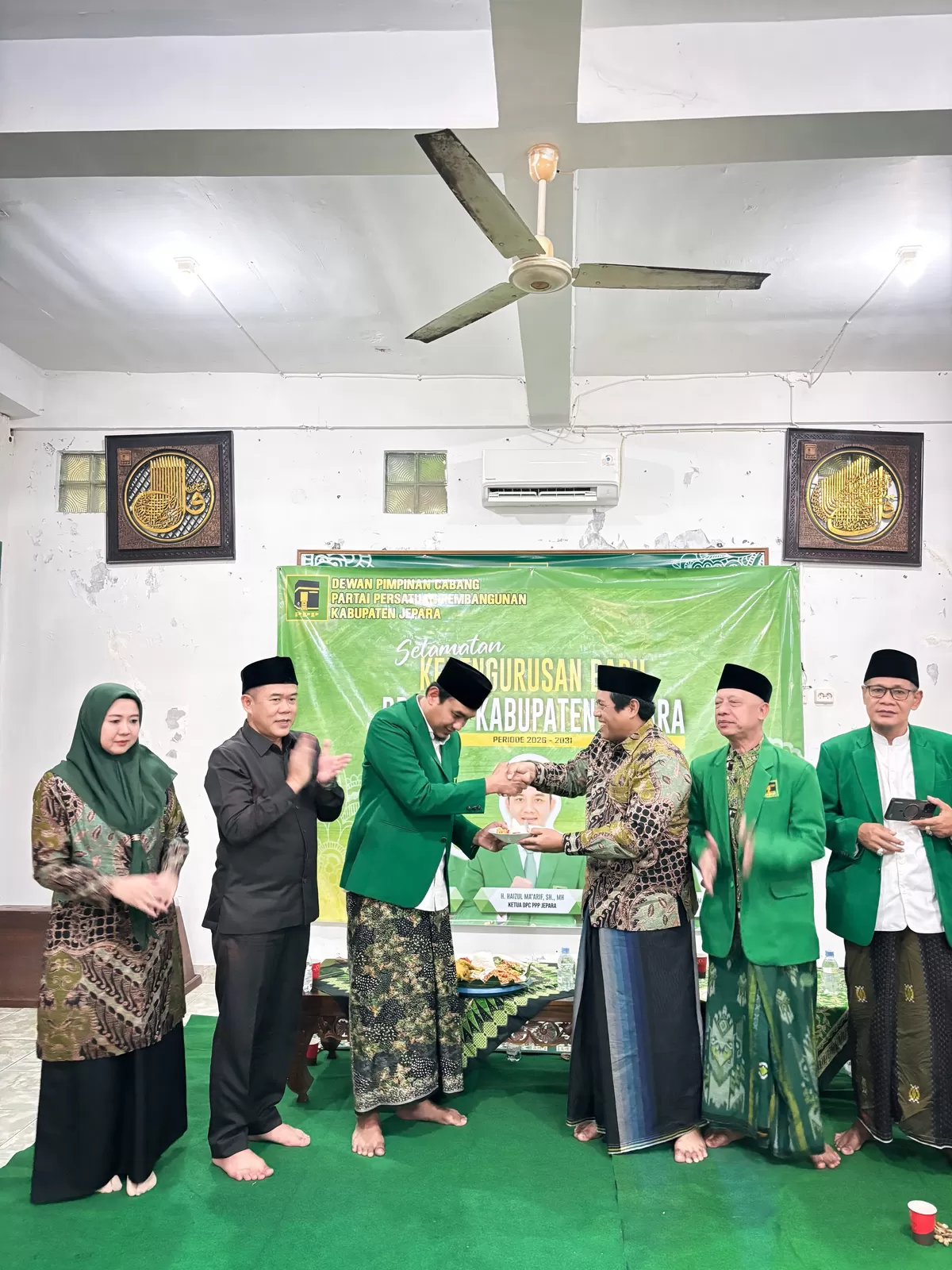 Ketua DPC PPP Jepara, Haizul Maarif menerima potongan tumpeng di Kantor DPC PPP Jepara, Rabu (22/7/2026) (Istimewa for Pantura Network)