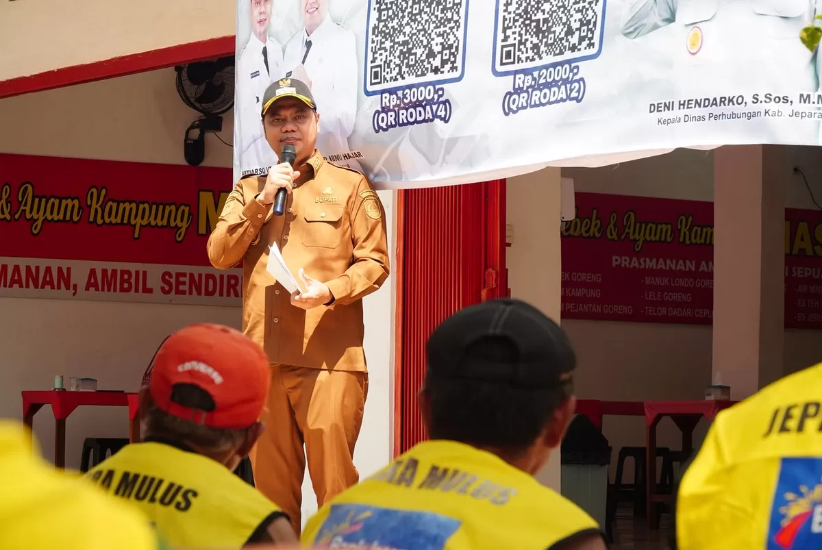 Bupati Jepara, Witiarso Utomo (seragam dinas pakai mic) di depan juru parkir pecinan, Senin (27/7/2026). (Istimewa for Pantura Network)
