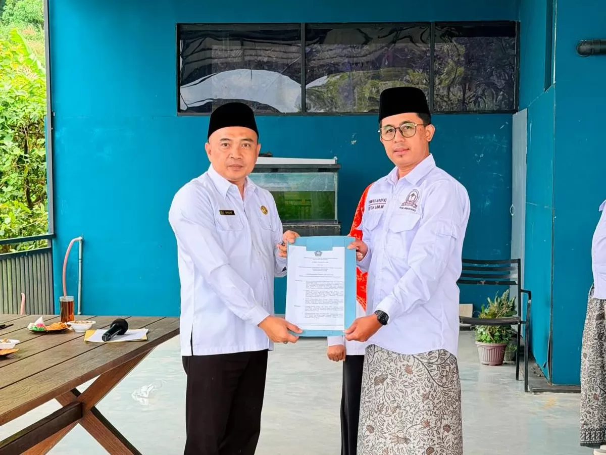 Kepala Kantor Kementerian Agama (Kemenag) Kabupaten Semarang, Ta'yinul Birri Bagus Nugroho mengukuhkan Ketua Forkomdiktren terpilih, Ahmad Arofiq di Telomoyo, Magelang, Selasa (28/7/2026). (Istimewa for Pantura Network)