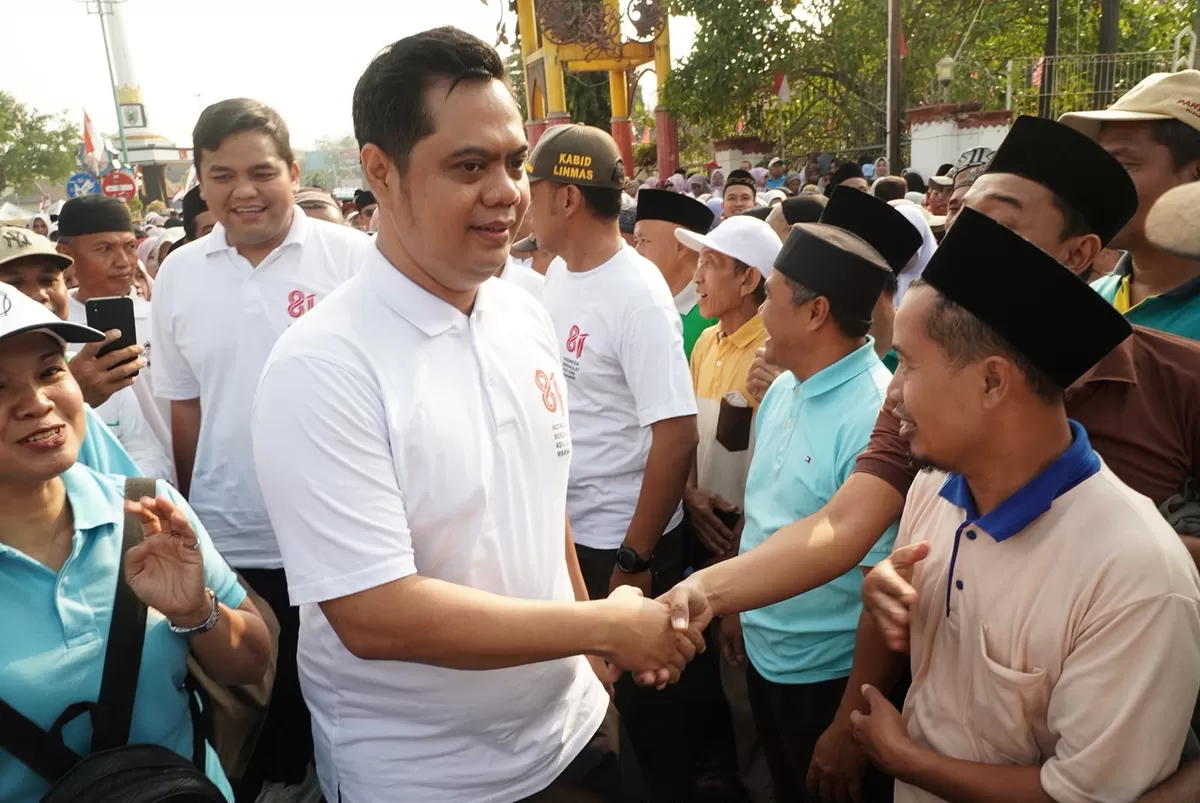 Bupati Jepara, Witiarso Utomo bersalaman dengan sejumlah guru madin di Alun-alun Jepara, Jumat (31/7/2026). (Istimewa for Pantura Network)