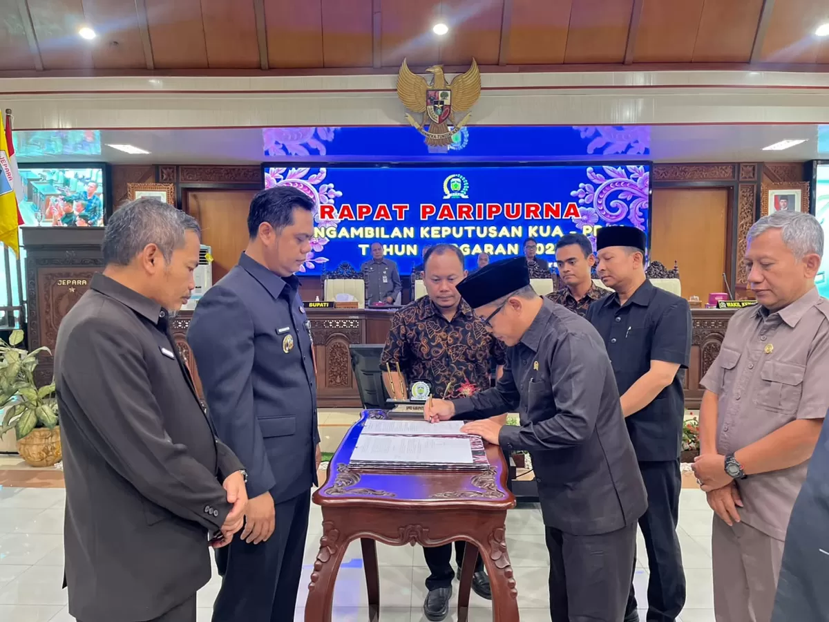 Ketua DPRD Jepara Agus Sutisna menandatangani hasil paripurna di hadapan Bupati Jepara Witiarso Utomo, Jumat (31/7/2026). (Istimewa for Pantura Network)