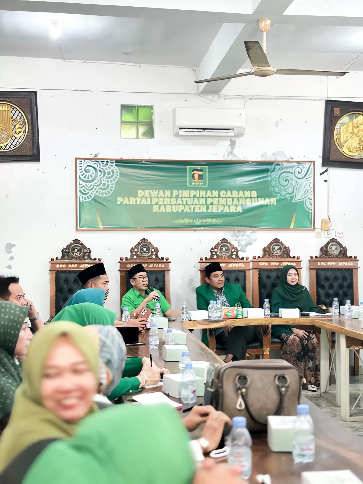 Sekretaris DPC PPP Jepara Agus Sutisna (pegang mic), Ketua DPC PPP Jepara Haizul Maarif, Bendahara DPC PPP Jepara Lusiana Afrianti di Sekretariat DPC PPP Jepara, Kamis (30/7/2026). (Istimewa for Pantura Network)