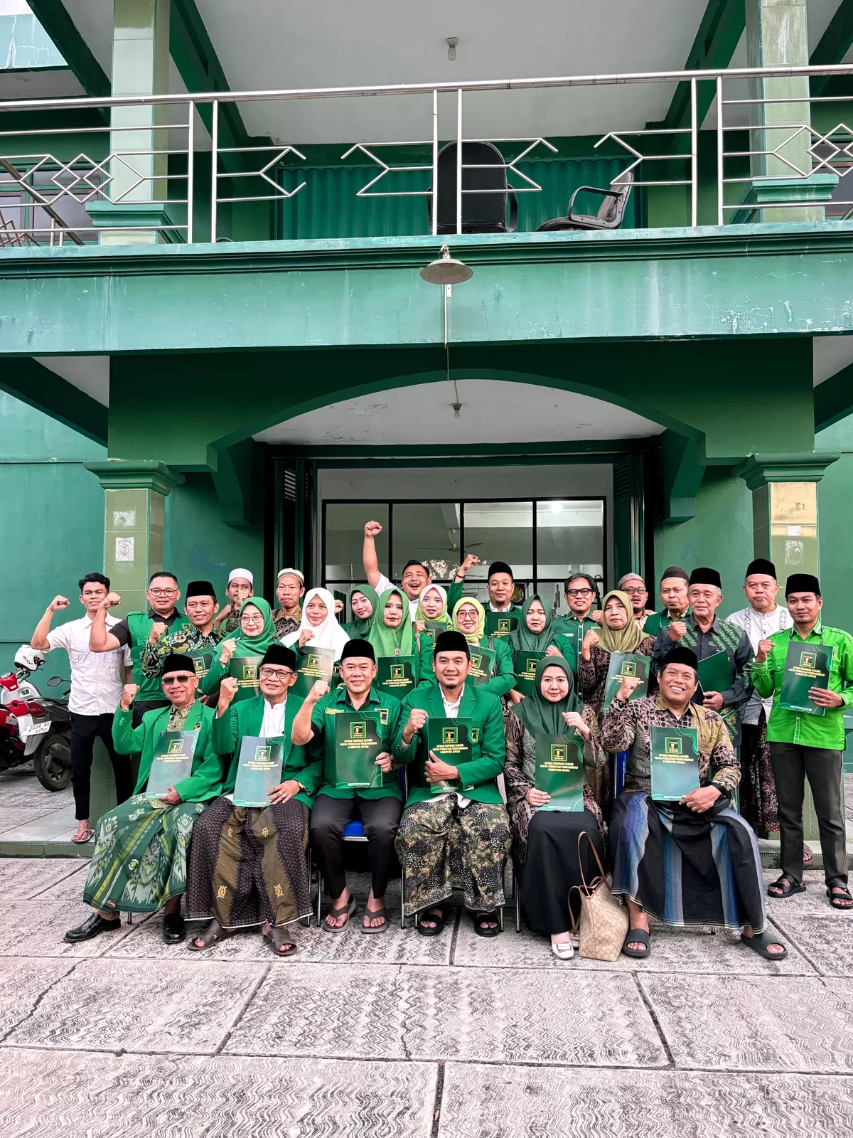 Sejumlah Pengurus DPC PPP Jepara di halaman Gedung Sekretariat DPC PPP Jepara, belum lama ini. (Istimewa for Pantura Network)