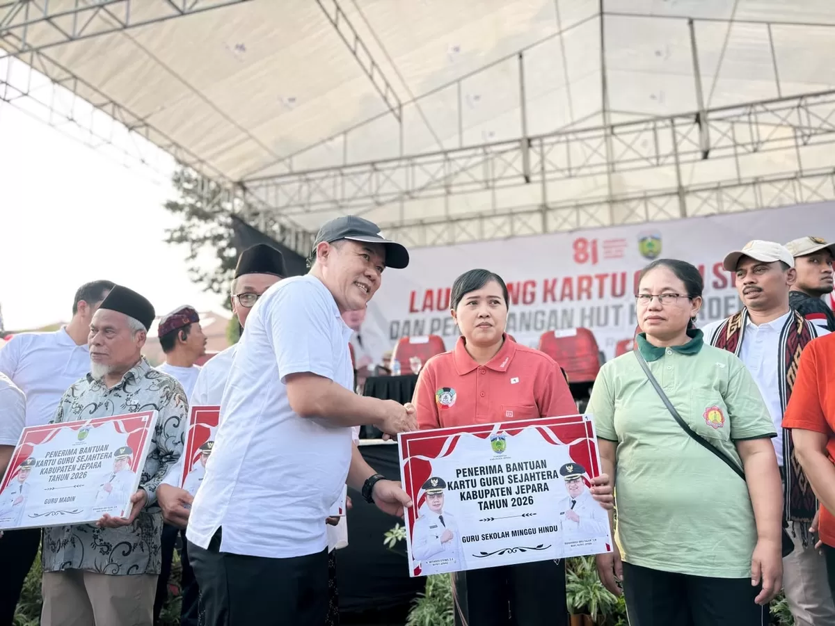 Ketua DPRD Jepara, Agus Sutisna saat menyerahkan bantuan KGS ke salah satu guru, belum lama ini. (Istimewa for Pantura Network)