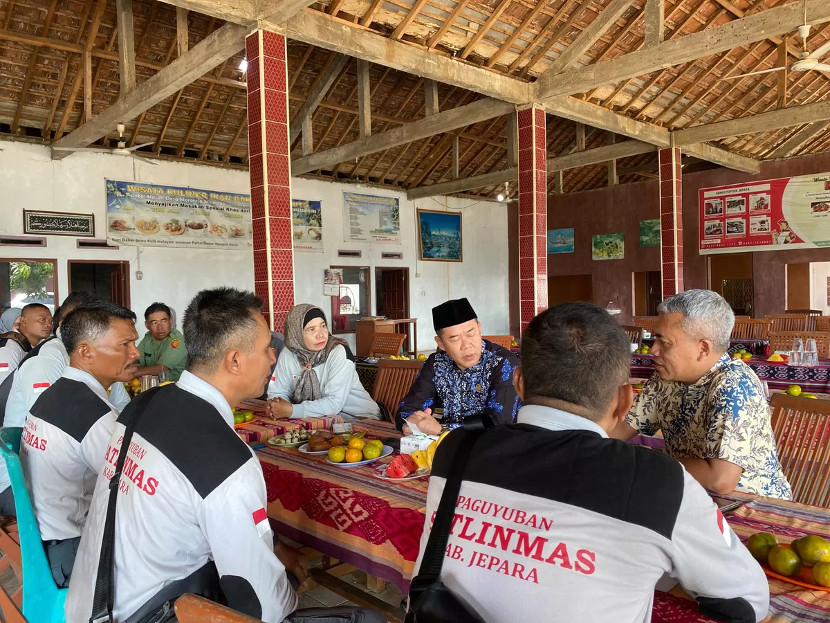 Ketua DPRD Jepara Agus Sutisna bersama Ketua Paguyuban Satlinmas Jepara Joko saat HUT Satlinmas, Minggu (2/8/2026). (Istimewa for Pantura Network)
