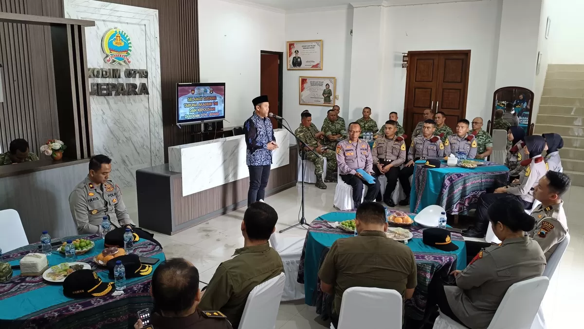 Ketua DPRD Jepara Agus Sutisna memberikan sambutan kepada sejumlah Taruna Akademi Kepolisian (Akpol) Semarang yang mulai menjalankan program Bhakti Taruna di Jepara, Minggu (2/8/2026). (Istimewa for Pantura Network)