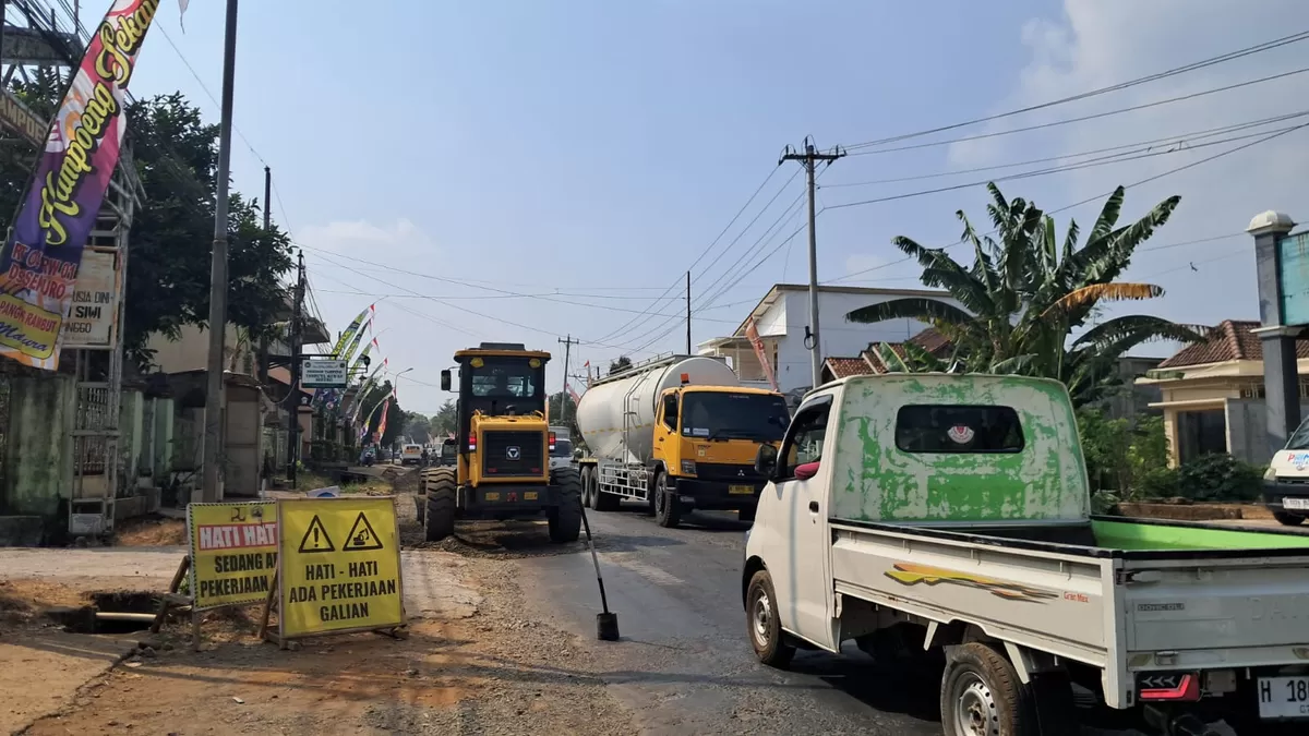 Nampak sejumlah alat berat berada di Desa Sekuro, Kecamatan Mlonggo, kini memasuki tahap awal pembetonan, Kamis (6/8/2026). (Istimewa for Pantura Network)