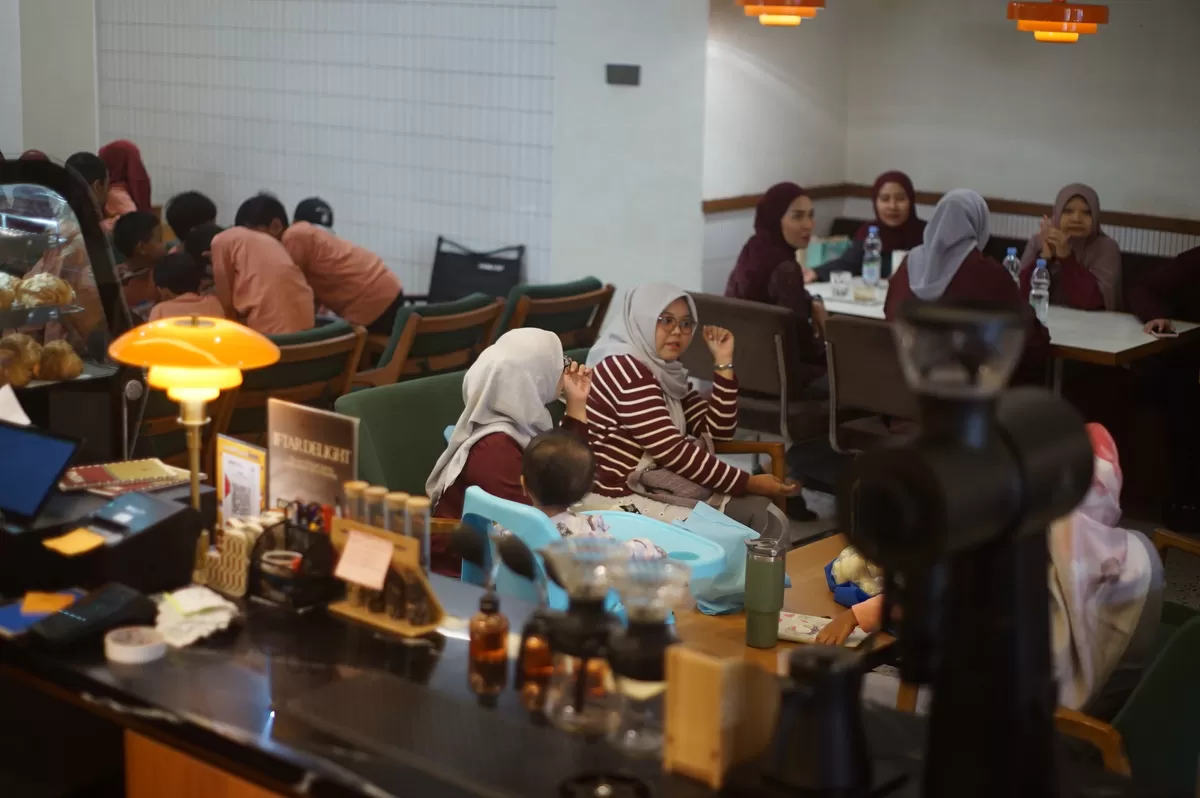 Muda mudi menikmati kebersamaan di cafe Krema de Bruge (Istimewa for Pantura Network )