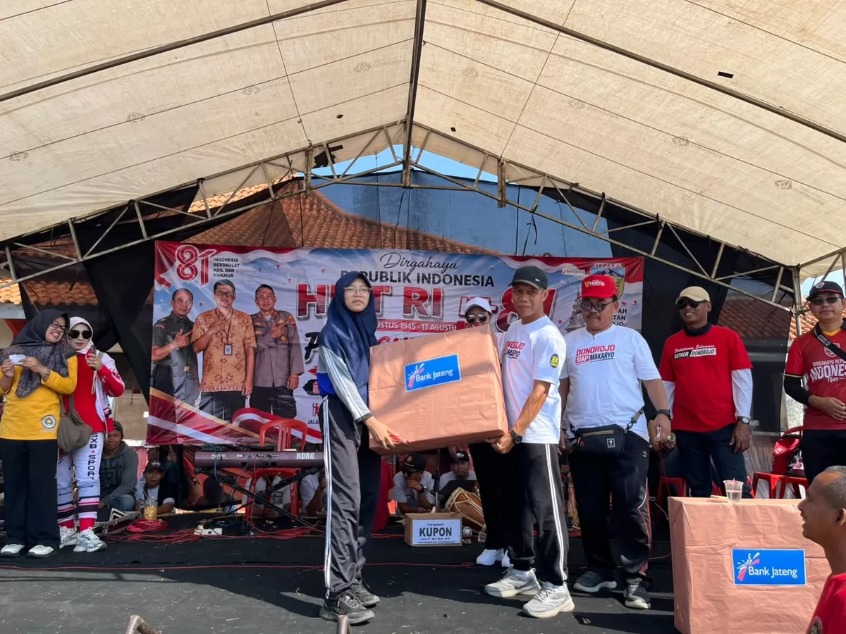 Peserta jalan sehat menerima door prize HUT RI ke -81 Kecamatan Donorojo, Kabupaten Jepara menerima  (Istimewa for Pantura Network )