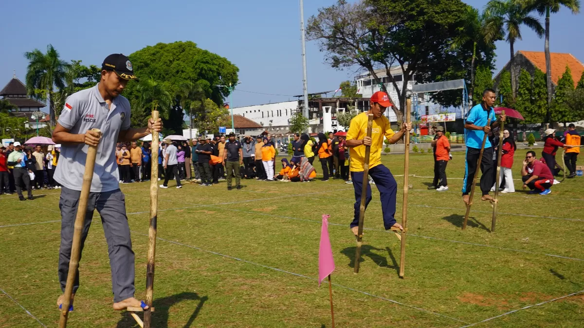 Para pegawai Pemkab Jepara meriahkan HUT RI ke-81 dengan olahraga tradisional  (Istimewa for Pantura Network )