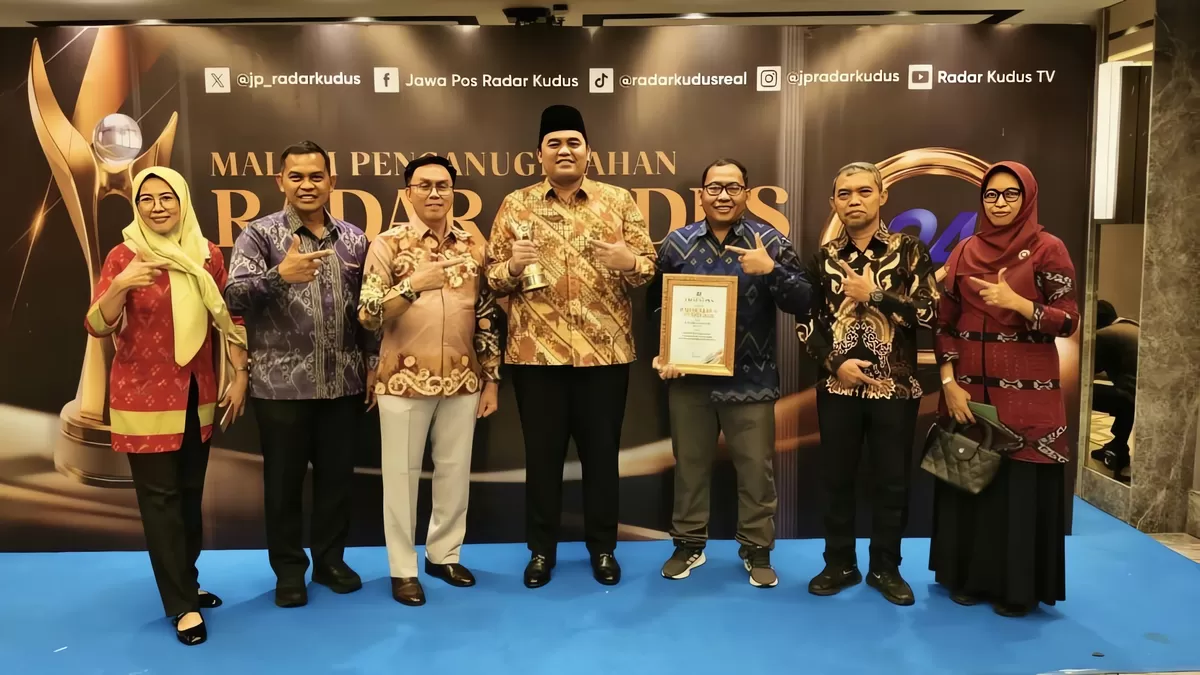 Wakil Bupati Jepara, Ibnu Hajar (tengah dengan kemeja kuning) saat Radar Kudus Award 2026 di Kudus, Jumat (7/8/2026). (Istimewa for Pantura Network)