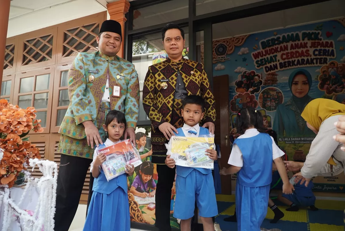 (dari kiri) Wakil Bupati Jepara Ibnu Hajar, Bupati Jepara Witiarso Utomo, bersama anak-anak, Senin (10/8/2026). (Istimewa for Pantura Network)
