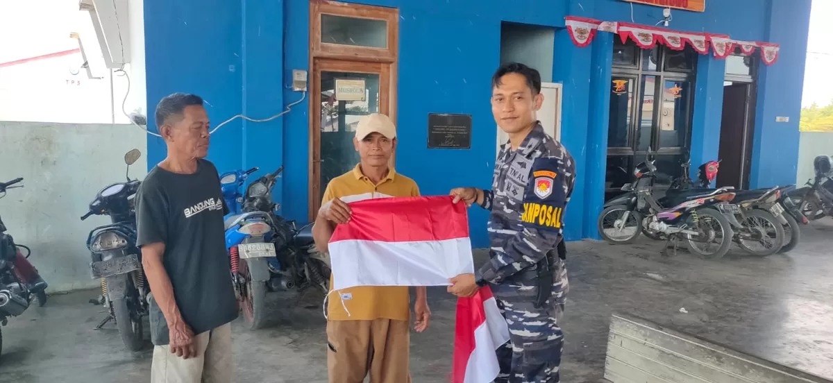 Semarak HUT ke-81 RI, Posal Banyutowo Bagikan 81 Bendera Merah Putih kepada Nelayan
