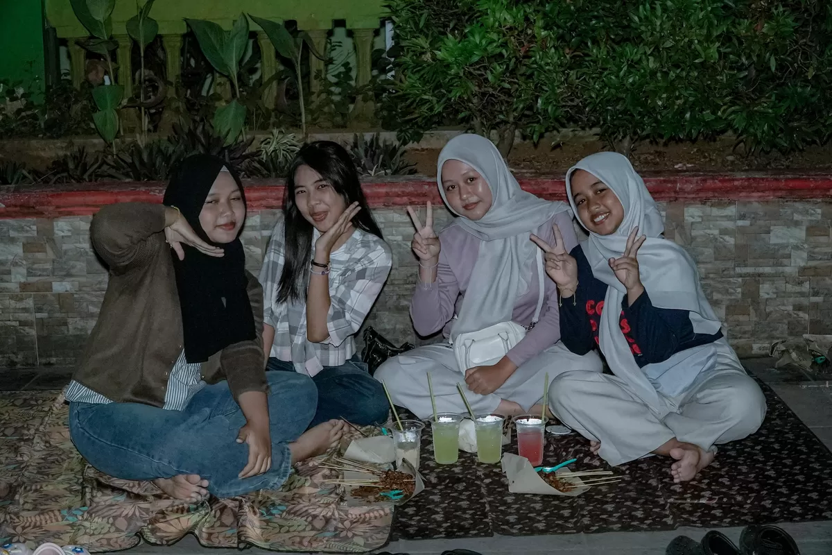 Suasana malam tugu PKK, sejumlah perempuan Jepara tengah asyik bercengkrama dengan teman, belum lama ini. (Istimewa for Pantura Network)