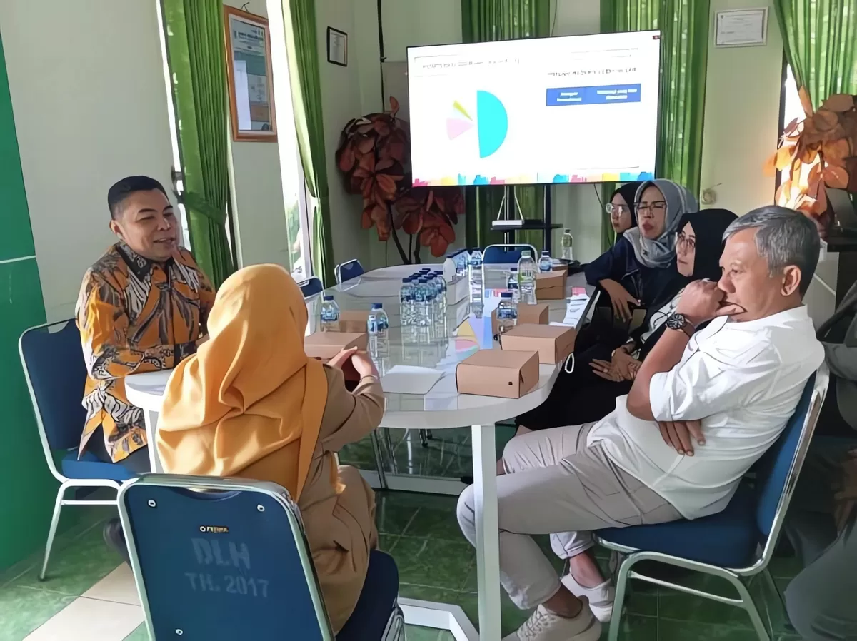Ketua Komisi D DPRD Jepara Andi Rokhmat (kemeja kuning : kiri) dan Wakil Ketua DPRD Jepara Junarso (kemeja putih : kanan) di Dinas Lingkungan Hidup Kota Madiun, Senin (10/8/2026). (Istimewa for Pantura Network)