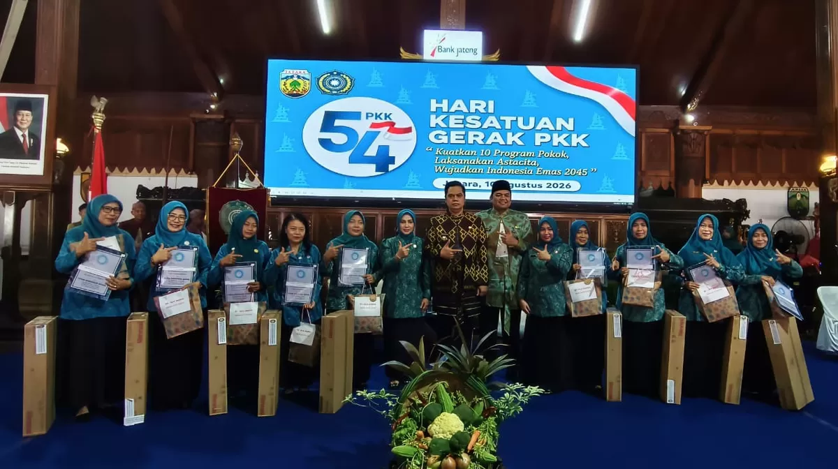 (Tengah) Bupati Jepara Witiarso Utomo bersama jajaran Anggota PKK Kabupaten Jepara, Selasa (11/8/2026). (Istimewa for Pantura Network)