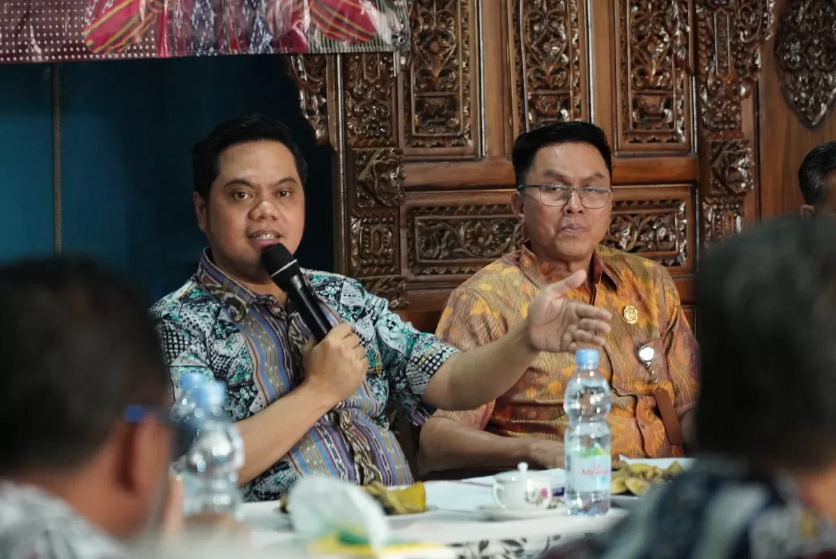Bupati Jepara Witiarso Utomo ditemani Kepala Dinsospermades Jepara Muh Ali saat agenda Ngopi Bupati di Desa Karangrandu, Selasa (11/8/2026). (Istimewa for Pantura Network)