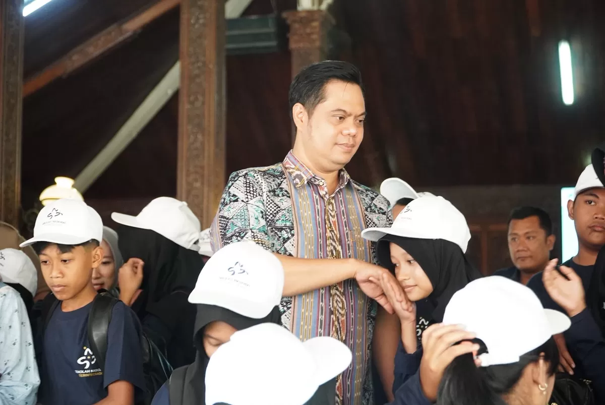 Bupati Jepara Witiarso Utomo bersama sejumlah siswa-siswi di Pendopo Kabupaten Jepara, Selasa (11/8/2026). (Istimewa for Pantura Network)