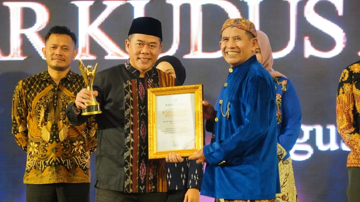 Ketua DPRD Jepara Agus Sutisna (kemeja dan berpeci hitam) menerima penghargaan dalam ajang Radar Kudus Award 2026 di Hotel Griptha Kudus, Jumat (7/8/2026). (Istimewa for Pantura Network)