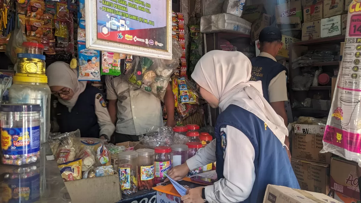 Petugas mengecek keberadaan roko ilegal di sebuah warung di Kabupaten Jepara (Istimewa for Pantura Network )