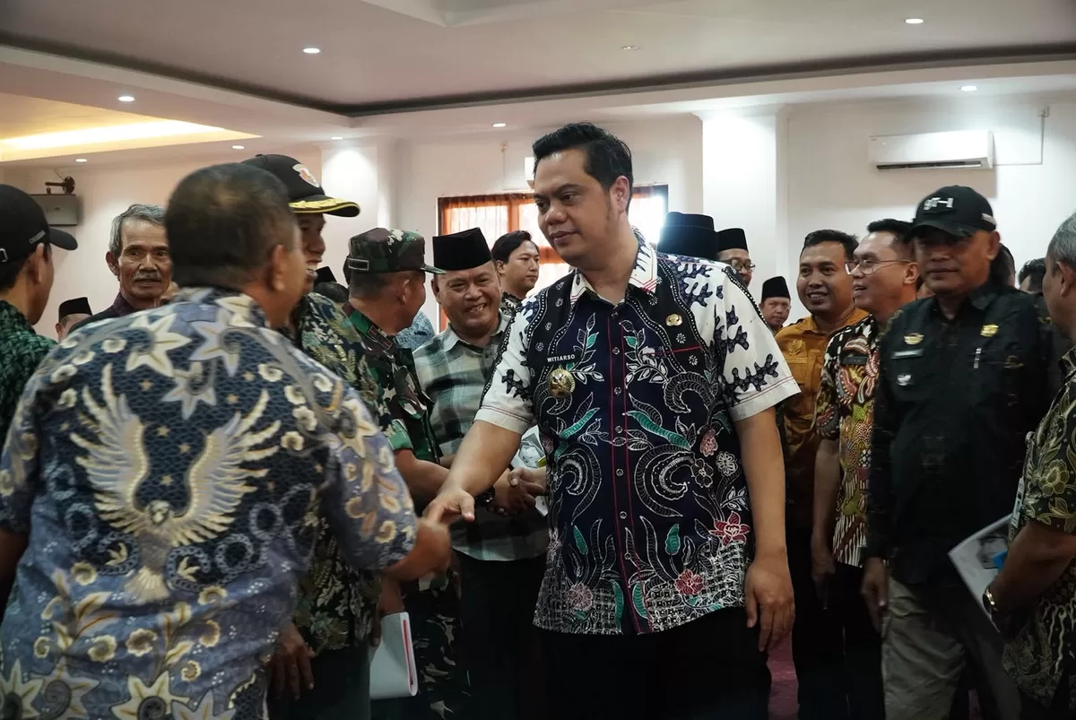 Bupati Jepara Witiarso Utomo menyalami satu persatu petinggi desa  dalam sosialisasi Pemilihan Petinggi (Istimewa For Pantura Network)