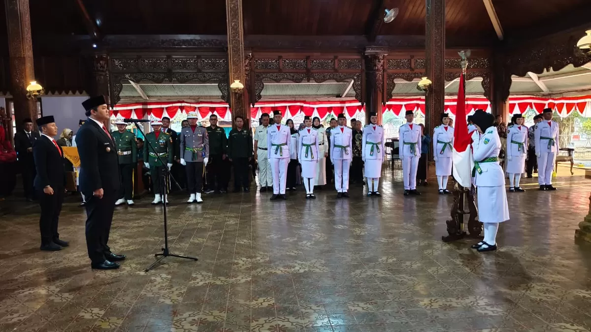Wakil Bupati Jepara Muhammad Ibnu Hajar mengukuhkan petugas Paskibra untuk HUT ke 81 Republik Indonesia (Istimewa for Pantura Network)