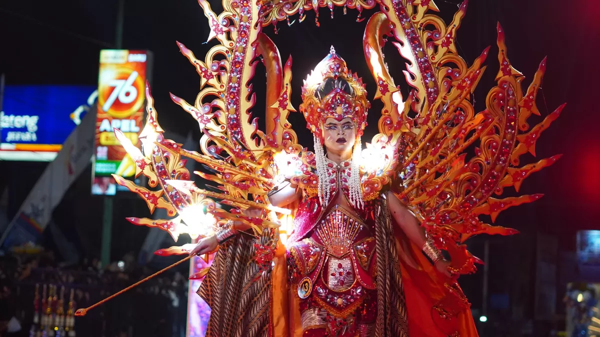 Peserta Jepara Art Carnival berjalan melintasi ribuan penonton  (Istimewa for Pantura Network )