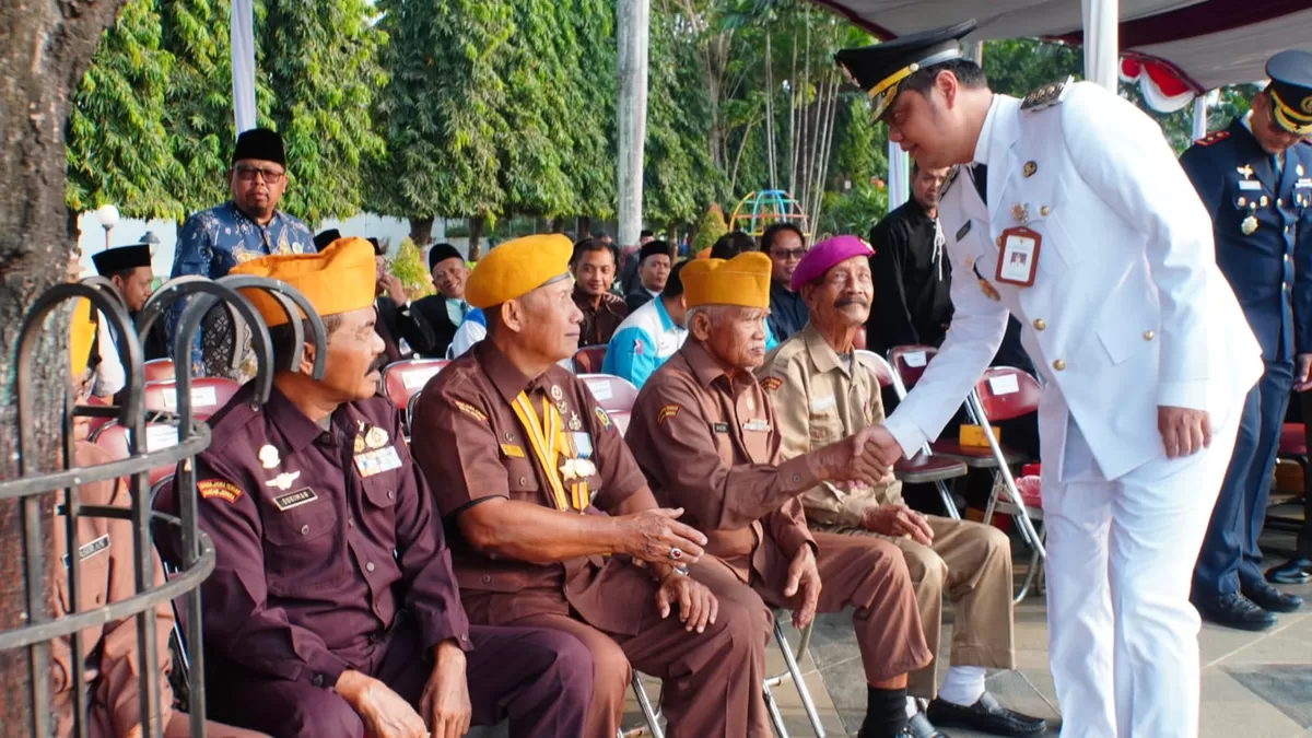 Bupati Jepara Witiarso Utomo menyalami para veteran  dalam upacara HUT ke 81 Republik Indonesia  (Istimewa for Pantura Network )