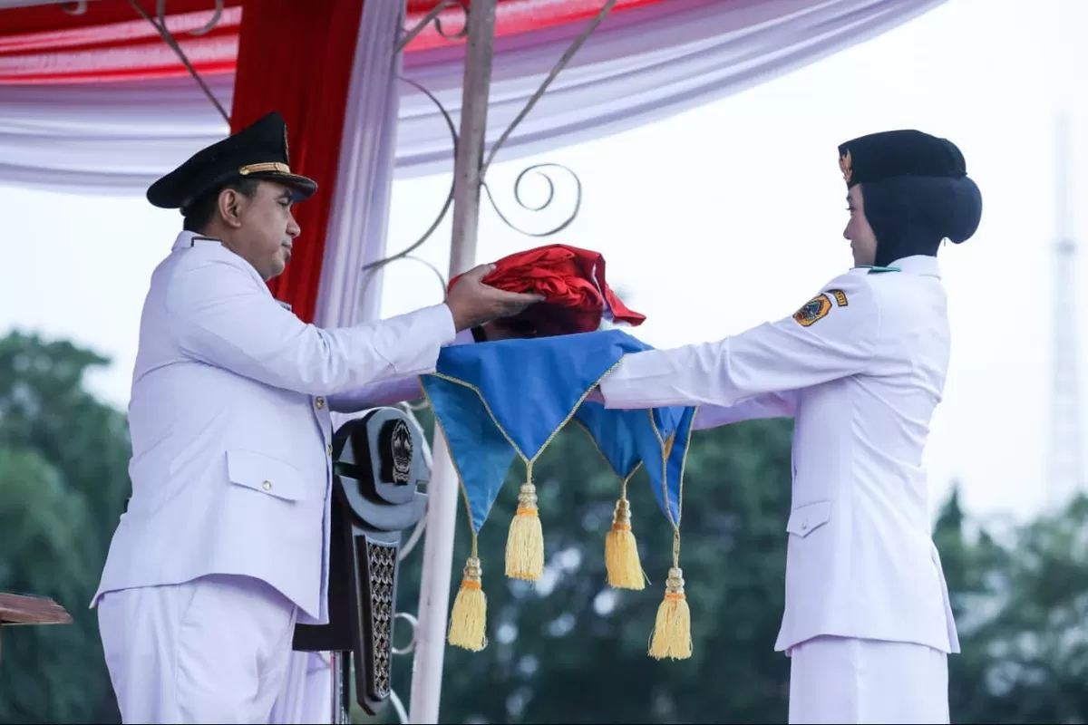 Ratusan Warga Padati Simpang Lima Saksikan Penurunan Bendera HUT ke-81 RI