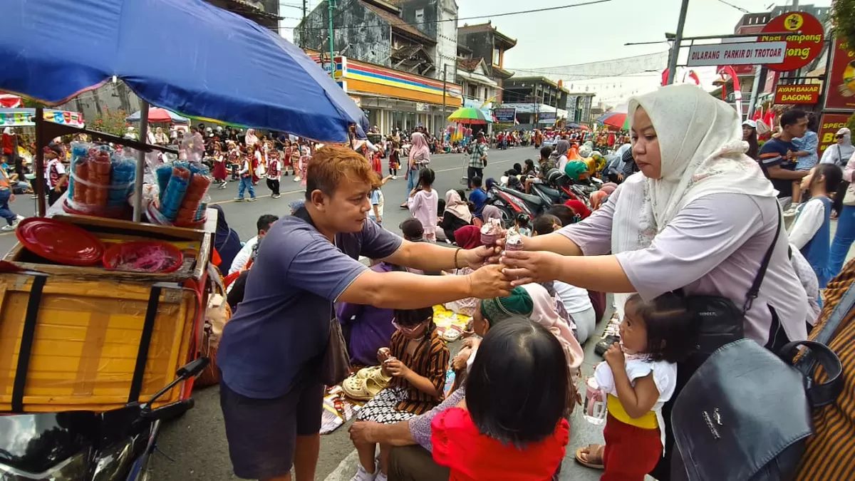Pedagang es krim melayani pembeli di Kirab Budaya Merah Putih Kabupaten Jepara  (Istimewa for Pantura Network )