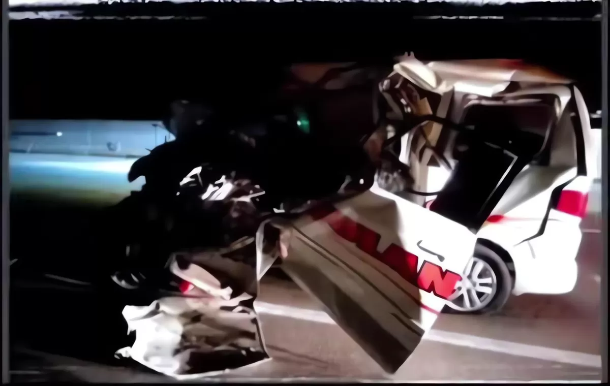 Kondisi ambulans KPJ usai insiden di Tol Batang, Rabu (19/8/2026) dini hari. (Istimewa for Pantura Network)