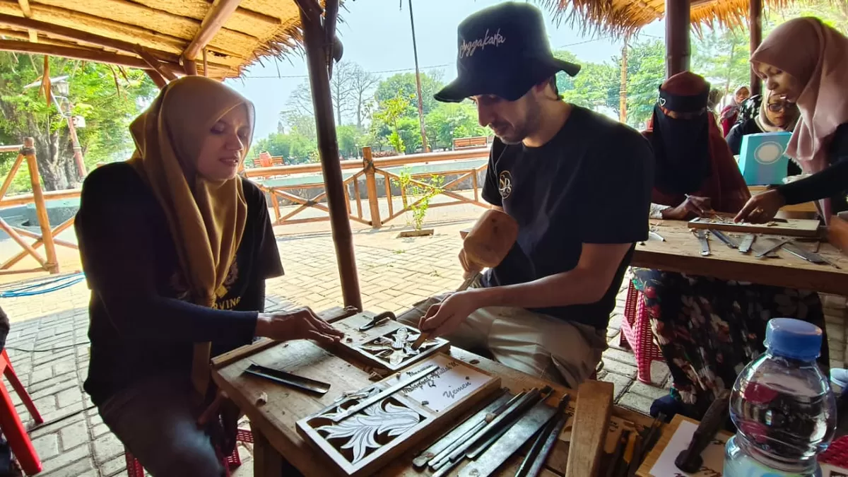 Mahasiswa asal Afganistan Sayed Rahman Hamid belajar mengukir di Galeri Jepara Wood Carving (Istimewa for Pantura Network )