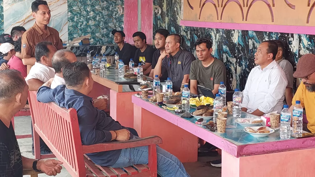 Kepala BPKAD Jepara Hasan bersama sejumlah pengusaha pungkruk, belum lama ini. (Istimewa for Pantura Network)