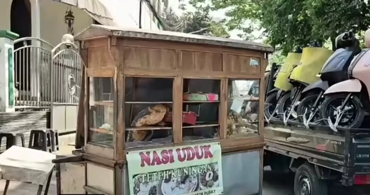 Gerobak nasi uduk yang dirusak di Matraman sebelum bentrok kelompok warga pecah. (Instagram/bangranistones)