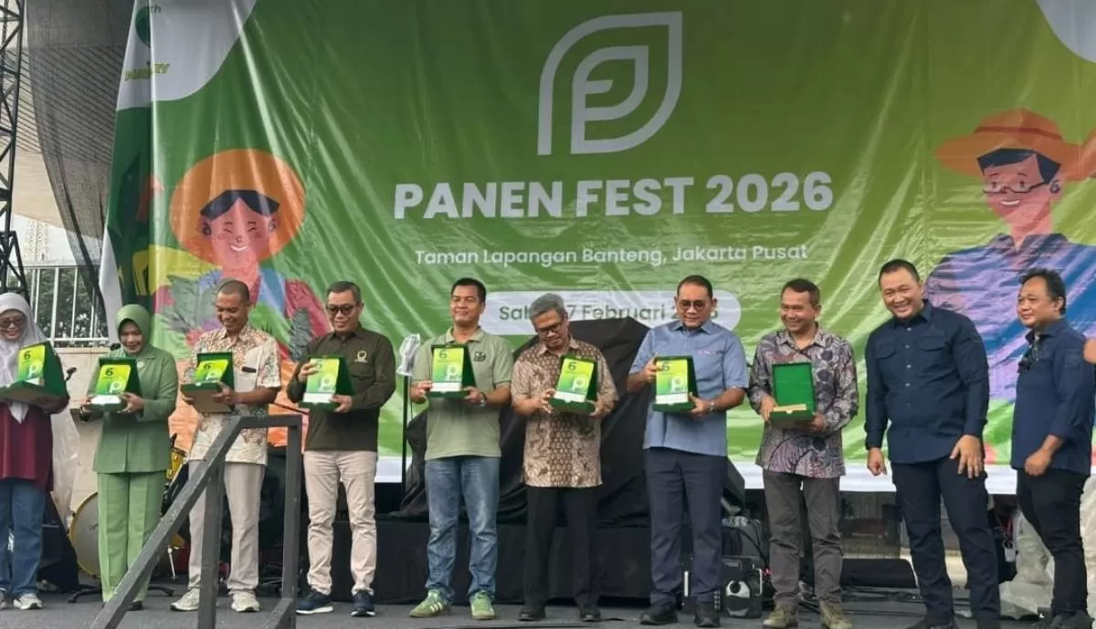 CEO Promedia, Agus Sulistriyono saat menerima penghargaan untuk Promedia Group sebagai Kolaborator Diseminasi Informasi dan Publikasi Ketahanan Pangan di Panen Fest 2026. (Dok. Promedia)