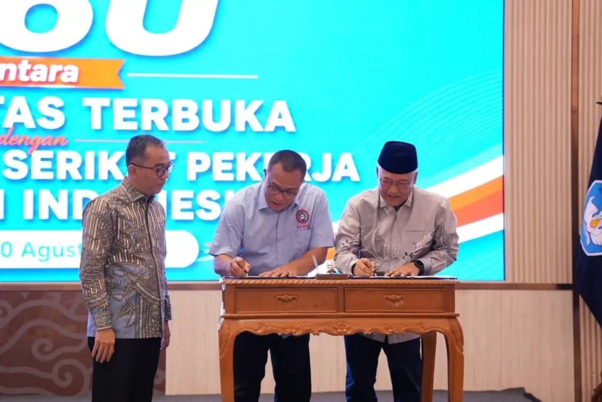 Penandatanganan MoU oleh Ketua Umum KSPSI yang juga menjabat Menteri Lingkungan Hidup (LH)/Kepala Badan Pengendalian Lingkungan Hidup (BPLH) Moh Jumhur Hidayat (tengah) dan Rektor Universitas Terbuka (UT) Prof Dr Ali Muktiyanto SE MSi (kanan). (Foto: Istimewa)