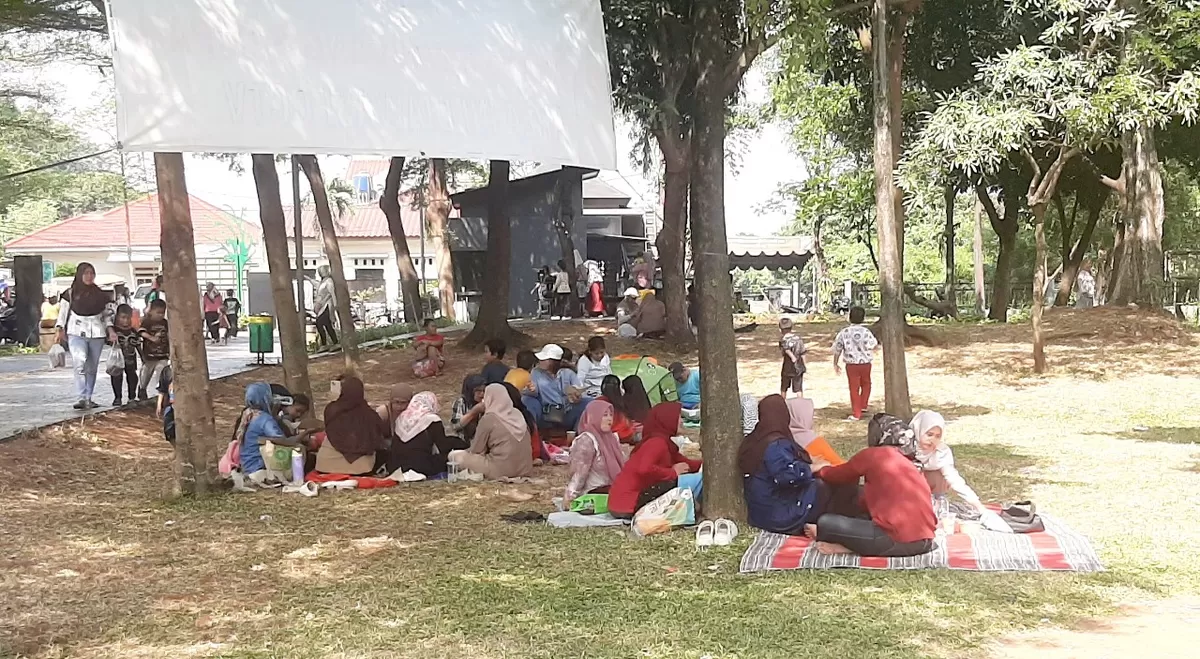 Taman Kosambi Cengkareng Rumputnya Mengering Karena Terinjak-injak.  (Irwansyah)