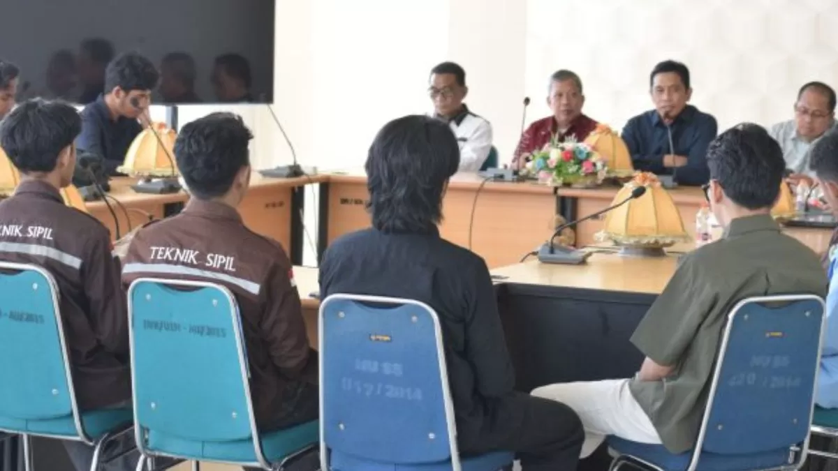 Rektor Universitas Islam Makassar (UIM) Al-Gazali, Prof. Dr. H. Muammar Bakry, Lc., M.Ag., menyambut langsung kepulangan mahasiswa peserta Program Magang Internasional di Taiwan dalam sebuah pertemuan yang berlangsung di Ruang Rapat Lantai 3 Gedung Rektorat UIM Al-Gazali, Rabu (18/06/202o