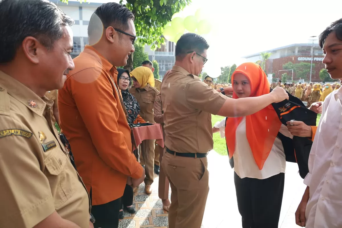 Wakil Bupati Bulukumba, Andi Edy Manaf, melepas secara simbolis petugas lapangan Sensus Ekonomi (SE) 2026 di sela pelaksanaan Apel Gabungan Organisasi Perangkat Daerah (OPD) lingkup Pemerintah Kabupaten Bulukumba yang berlangsung di halaman Kantor Bupati Bulukumba, Senin, 22 Juni 2026.
