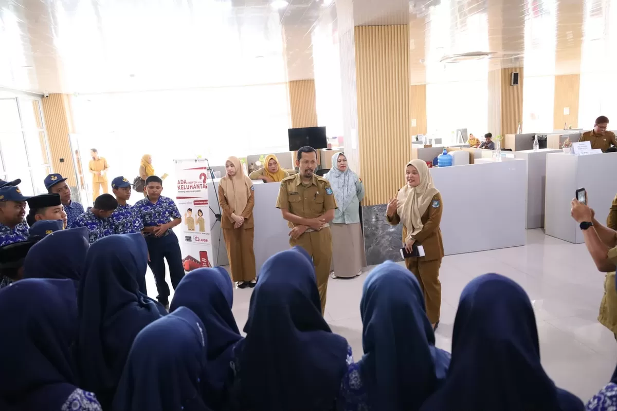 Puluhan siswa SMP Negeri 47 Bulukumba melakukan Field Trip ke kompleks perkantoran Pemerintah Kabupaten Bulukumba yang berada di Gedung Ammatoa dan Gedung Pinisi, Senin, 22 Juni 2026.