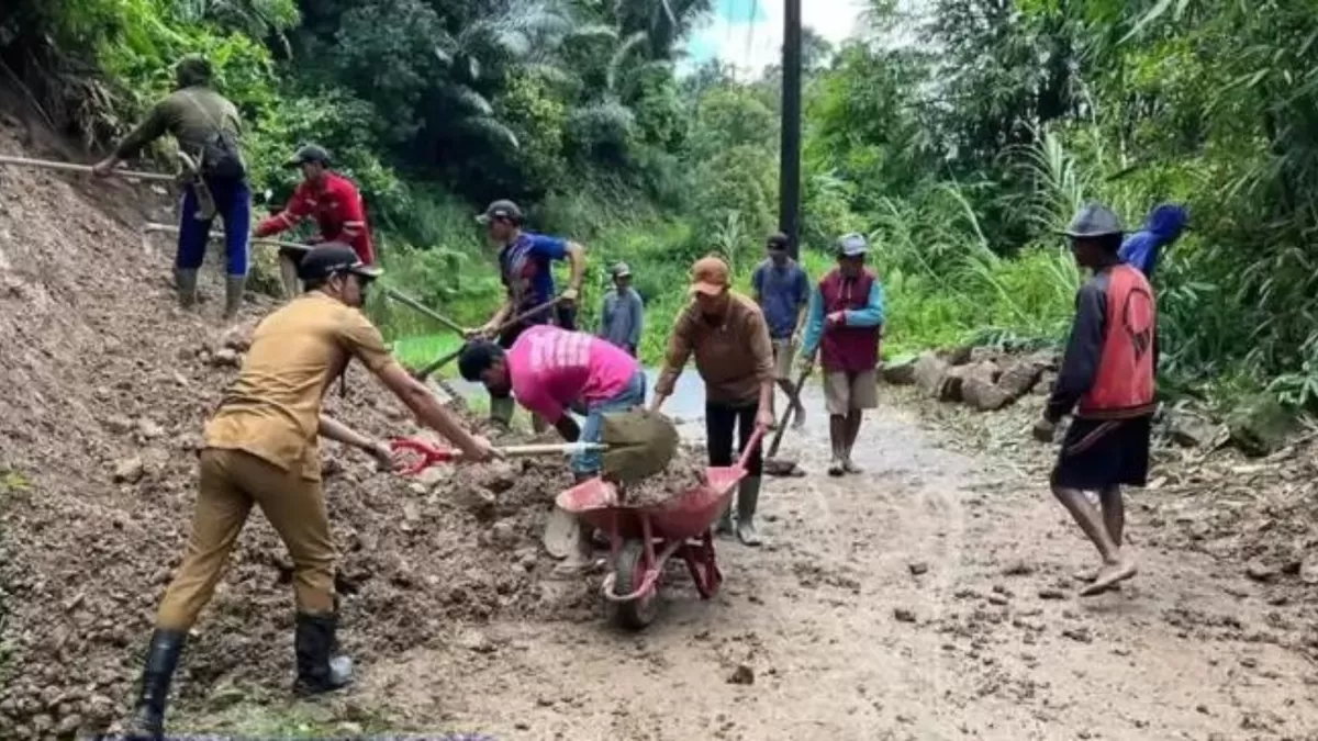 Sudirman Kepala Desa Bonto, Kecamatan Sinjai Tengah turun langsung bersihkan longsor.