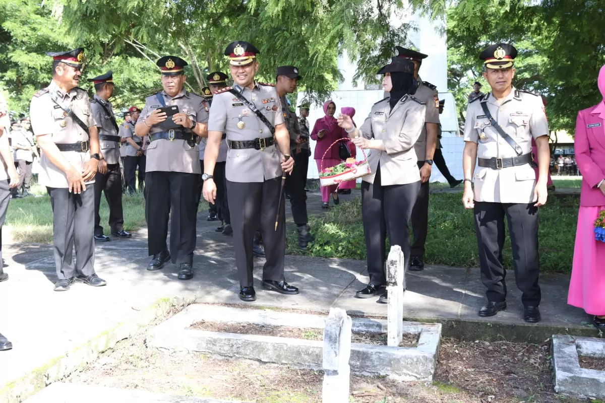 Polres Bulukumba menggelar Upacara Ziarah dan Tabur Bunga di Taman Makam Pahlawan (TMP) Taccorong, Kabupaten Bulukumba, Selasa (23/6/2026).