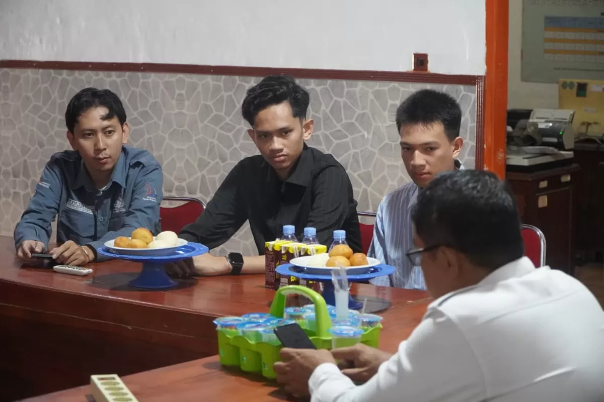 Pengurus Asosiasi Duta Wisata Indonesia (ADWINDO) Kabupaten Bulukumba saat foto bersama Ketua Bawaslu Bulukumba di Media Centre Bawaslu Bulukumba, Rabu (24/6/2026).