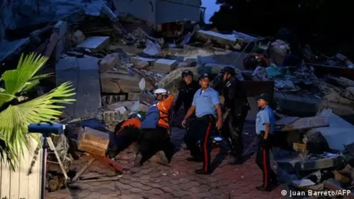 Tim SAR Venezuela masih menyisir puing-puing bangunan setelah gempa bumi susulan yang terjadi secara beruntunFoto: Juan Barreto/AFP
